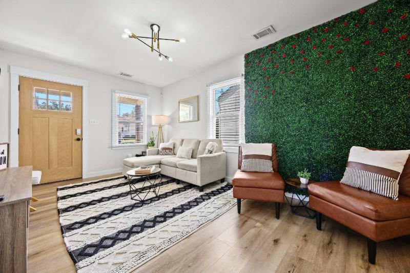 3BR 2BA Derby Home Walk to Churchill Free Parking - image 46