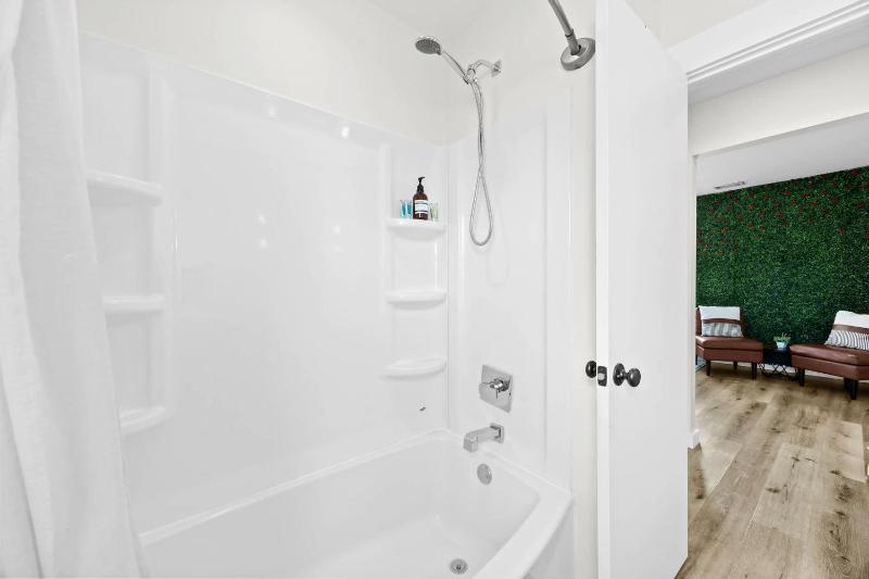 3BR 2BA Derby Home Walk to Churchill Free Parking - image 33