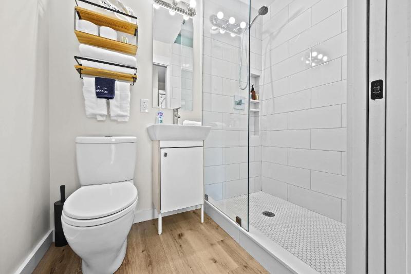 3BR 2BA Derby Home Walk to Churchill Free Parking - image 25