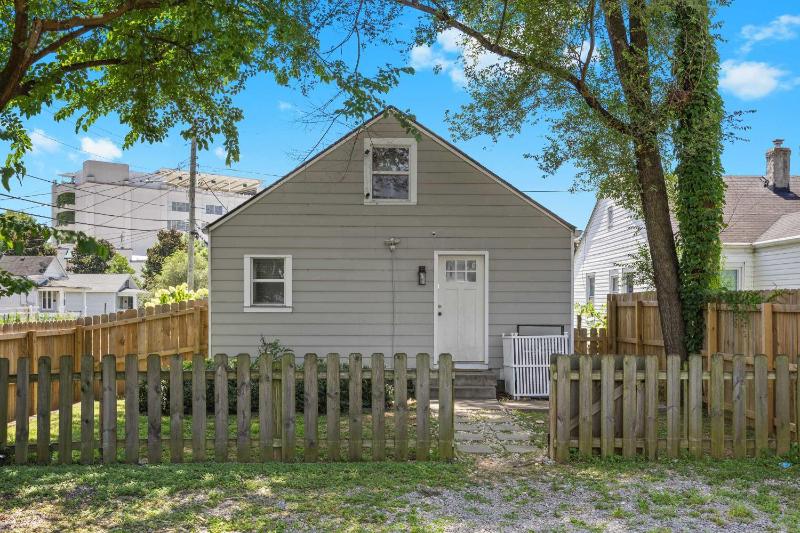 3BR 2BA Derby Home Walk to Churchill Free Parking - image 35