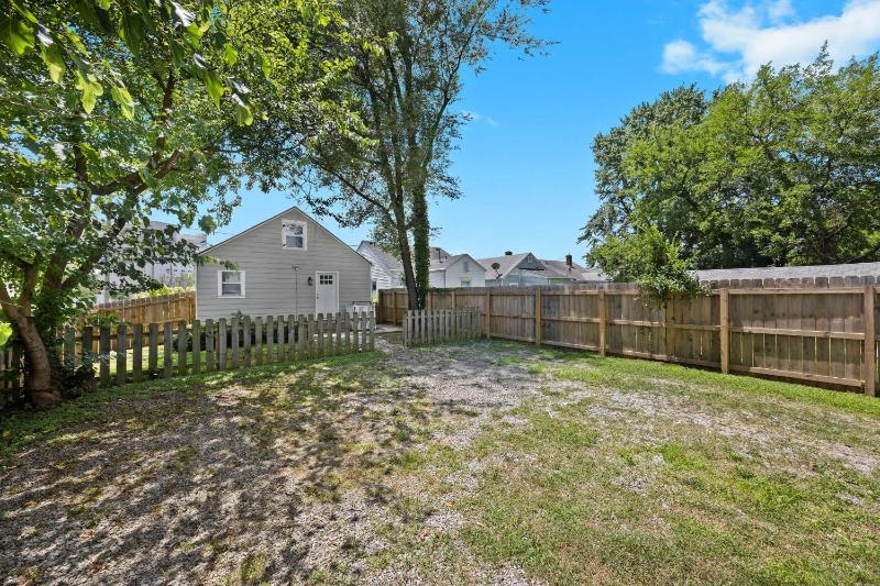 3BR 2BA Derby Home Walk to Churchill Free Parking - image 29