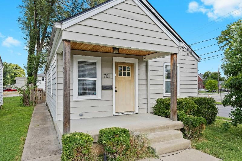 3BR 2BA Derby Home Walk to Churchill Free Parking - image 34