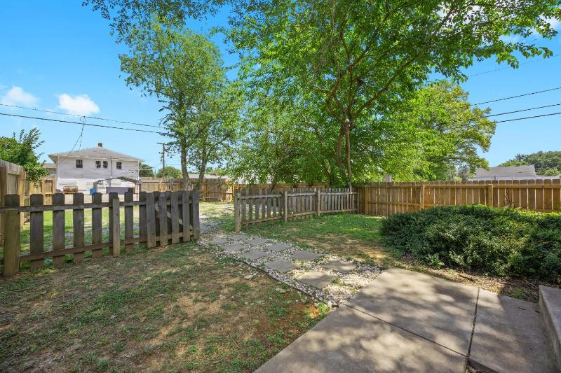 3BR 2BA Derby Home Walk to Churchill Free Parking - image 32