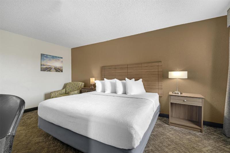 King Room with Bath Tub - Mobility Accessible image 3
