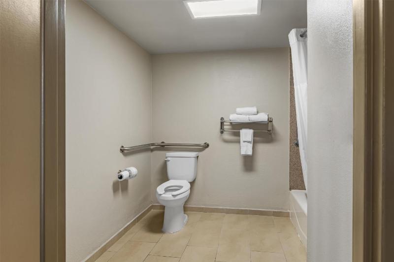 King Room with Bath Tub - Mobility Accessible image 2
