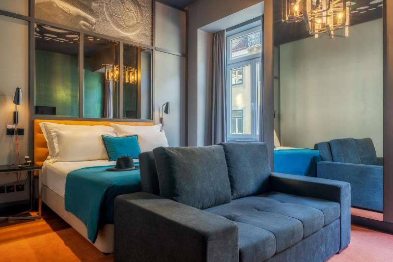 CR Familiar HAT-TRICK (3 Adults) image 2