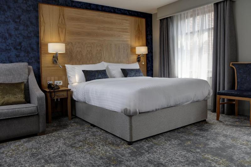 Premium Queen Room with One Queen Bed and One Sofa Bed image 2