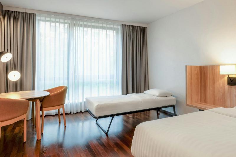 Superior, Guest room, 1 King, Street view image 4
