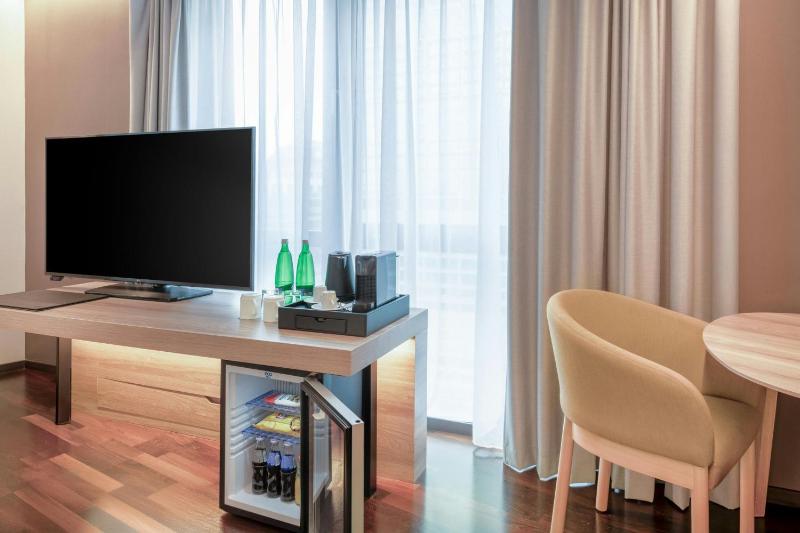 Executive, Guest room, 1 King, Sofa bed, City view image 3