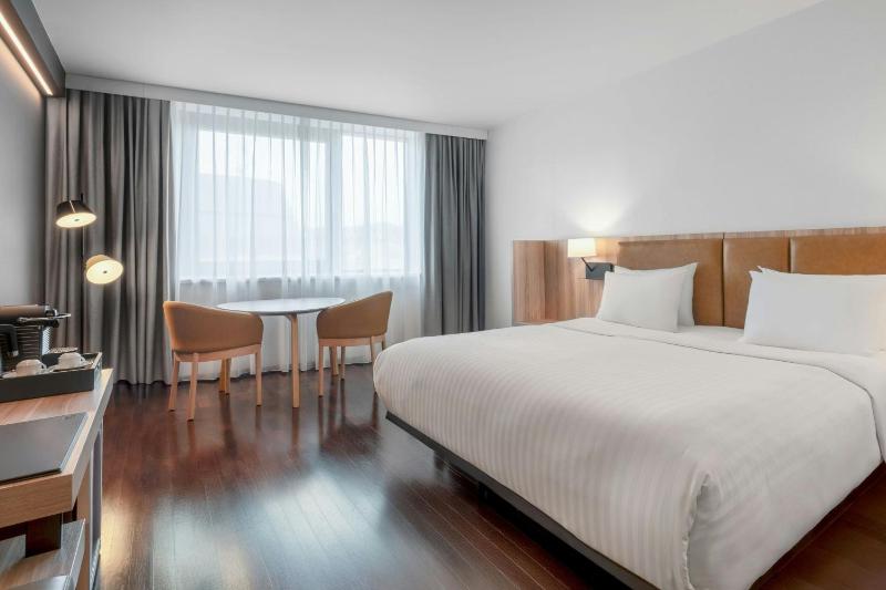 Superior, Guest room, 1 King, Street view image 3