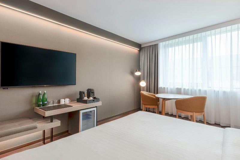 Superior, Guest room, 1 King, Street view image 2