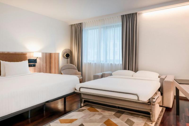 Executive, Guest room, 1 King, Sofa bed, City view image 2