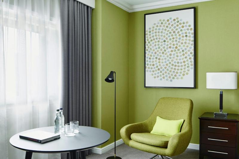 Deluxe King Room image 3