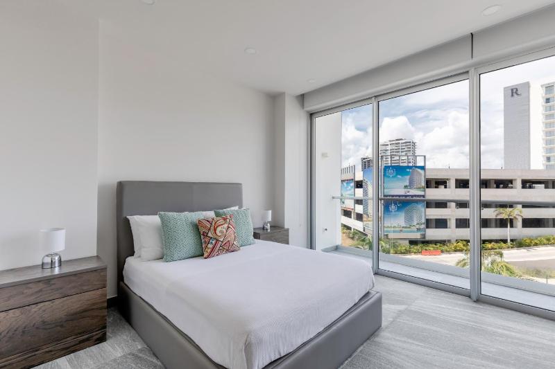 Luxurious 4BR condo by the beach - Rooftop pool - image 14
