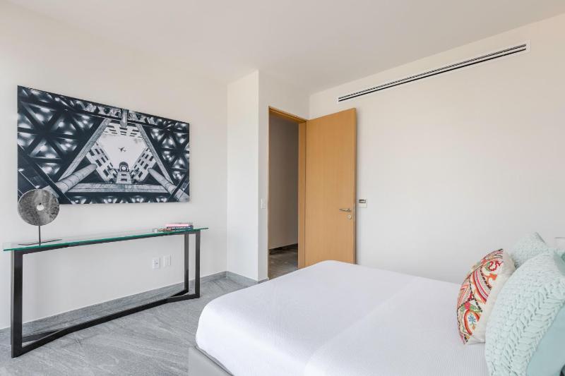 Luxurious 4BR condo by the beach - Rooftop pool - image 6
