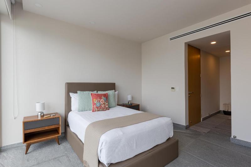 Luxurious 4BR condo by the beach - Rooftop pool - image 7