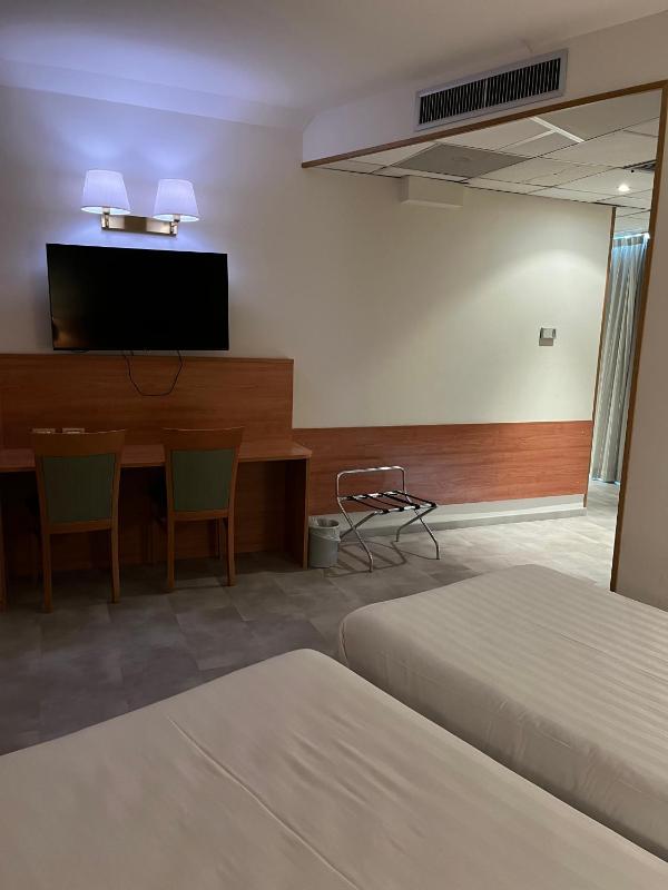 Twin Room image 1