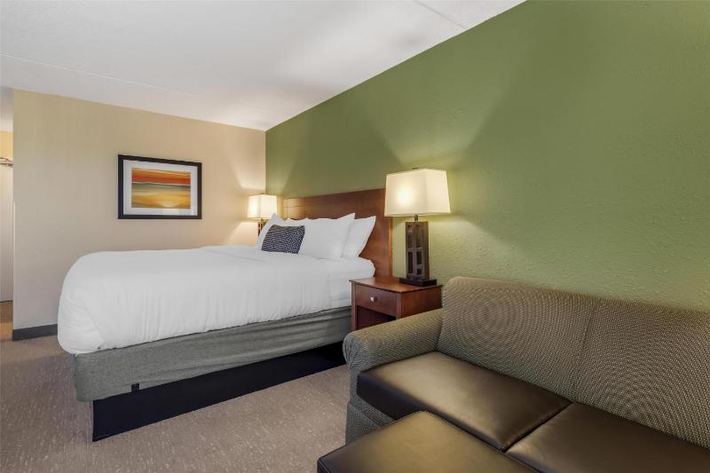King Room with Sofabed image 3