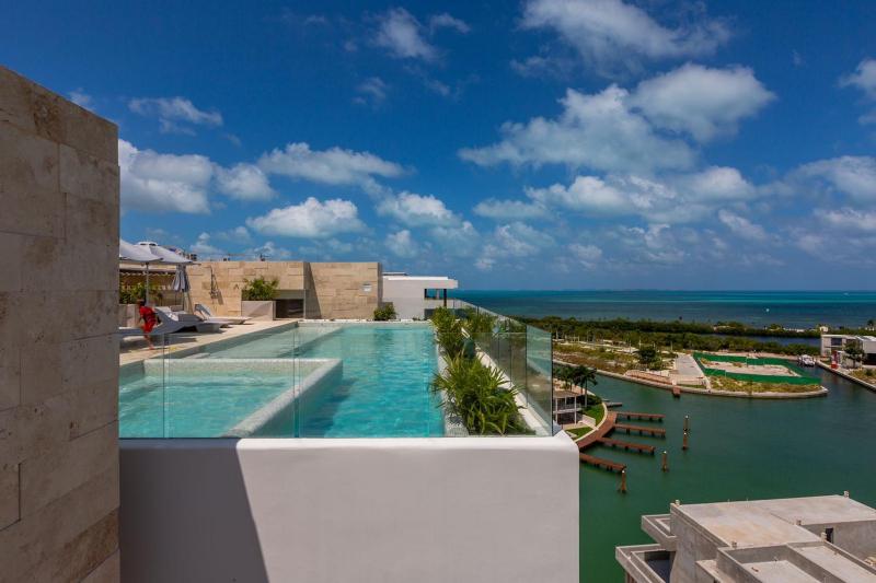 Luxurious 4BR condo by the beach - Rooftop pool - image 12
