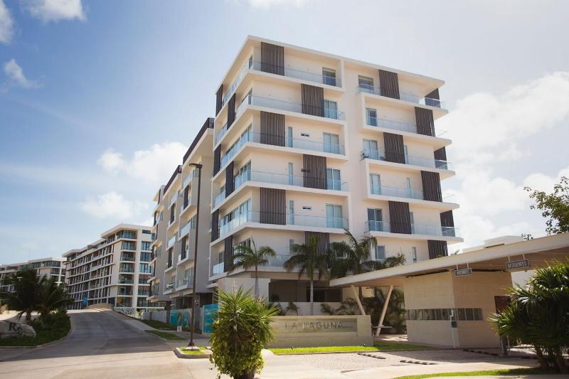 Luxurious 4BR condo by the beach - Rooftop pool - image 15