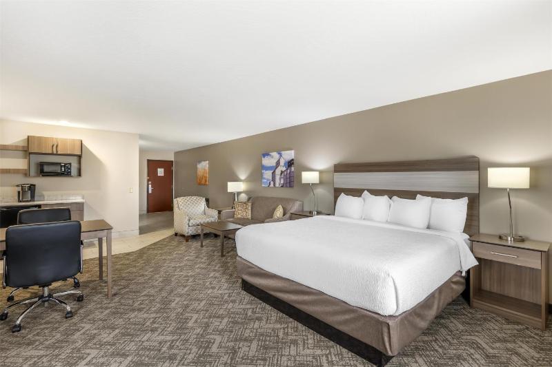 King Suite with Sofa Bed - Non-Smoking image 3