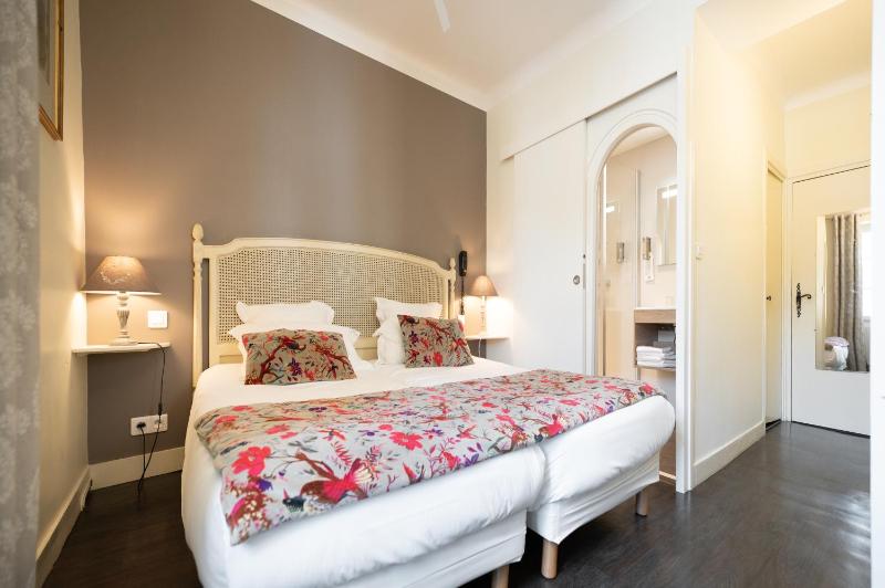 Standard Twin Room image 1