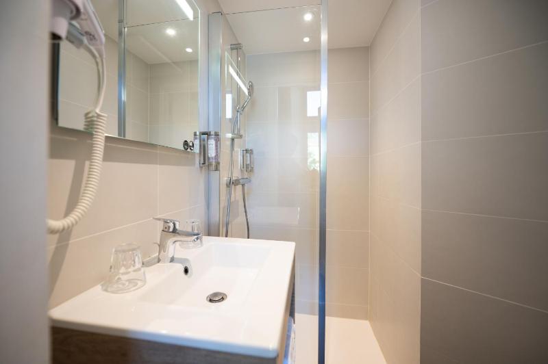 Very Small Double Room image 2