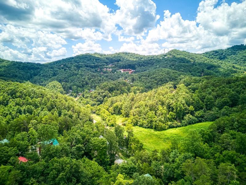 Forever Yours 2 Hot tubs FREE Attraction tickets WIFI Near The Parkway in Pigeon Forge!!! - image 19