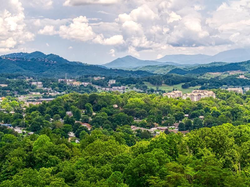 Forever Yours 2 Hot tubs FREE Attraction tickets WIFI Near The Parkway in Pigeon Forge!!! - image 17