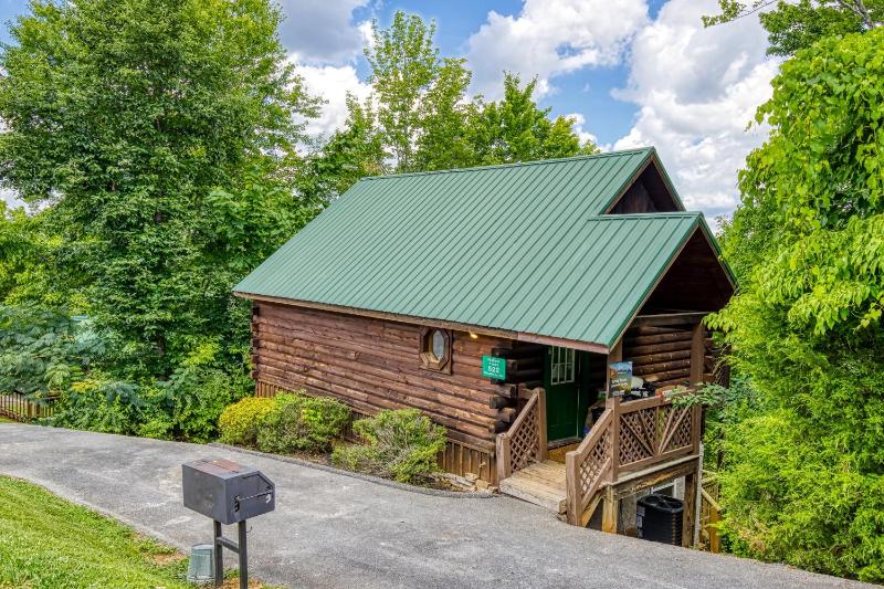 Forever Yours 2 Hot tubs FREE Attraction tickets WIFI Near The Parkway in Pigeon Forge!!! - image 37