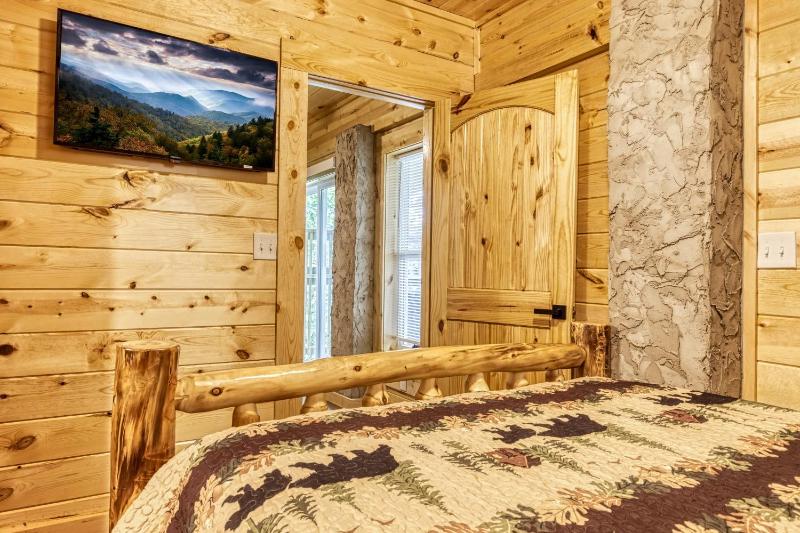 Forever Yours 2 Hot tubs FREE Attraction tickets WIFI Near The Parkway in Pigeon Forge!!! - image 2