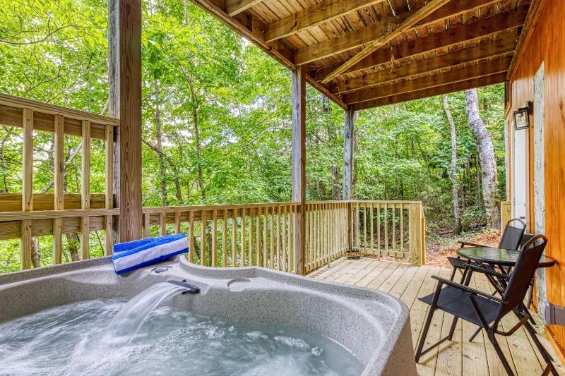 Forever Yours 2 Hot tubs FREE Attraction tickets WIFI Near The Parkway in Pigeon Forge!!! - image 16