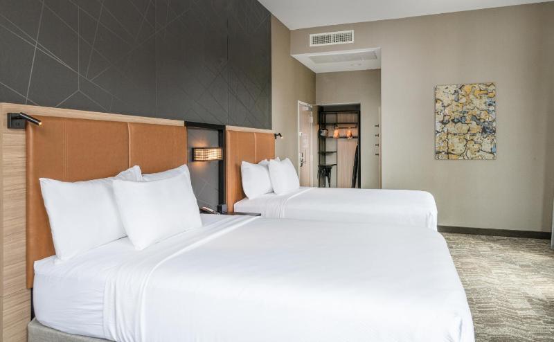 Double Queen Room with View image 3