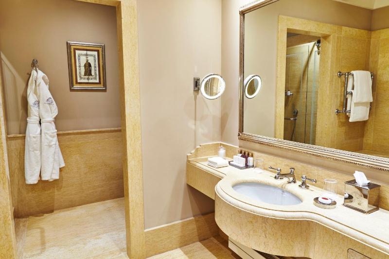 Deluxe Room image 4