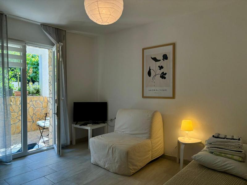 One-Bedroom Apartment image 1