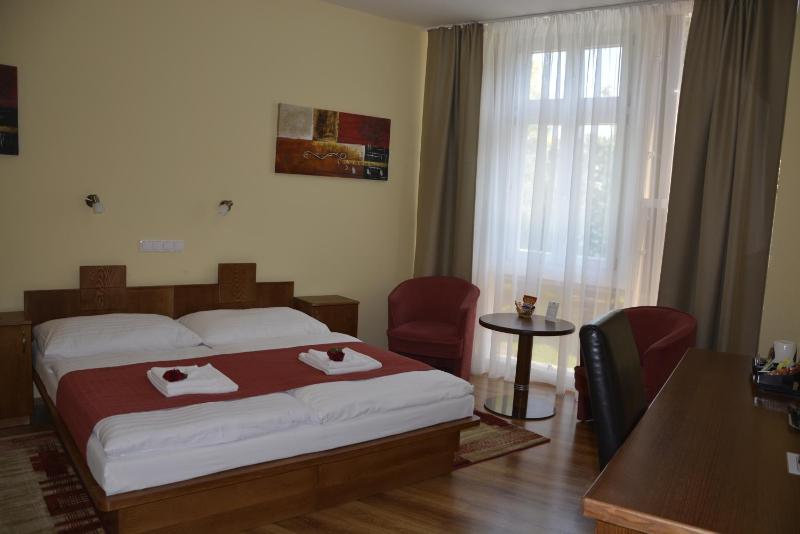 Double or Twin Room image 3
