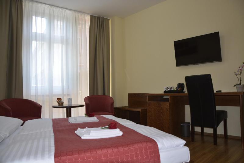 Double or Twin Room image 4