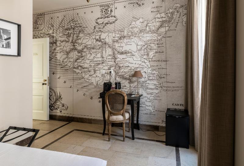 Junior Suite with Balcony image 4