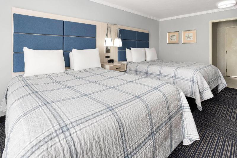 Deluxe Queen Room with Two Queen Beds and Balcony - Non-Smoking image 1