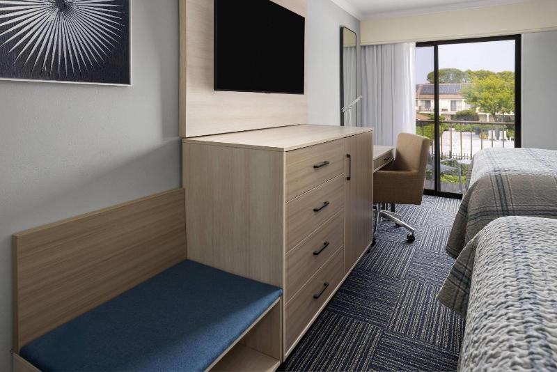 Deluxe Queen Room with Two Queen Beds and Balcony - Non-Smoking image 3