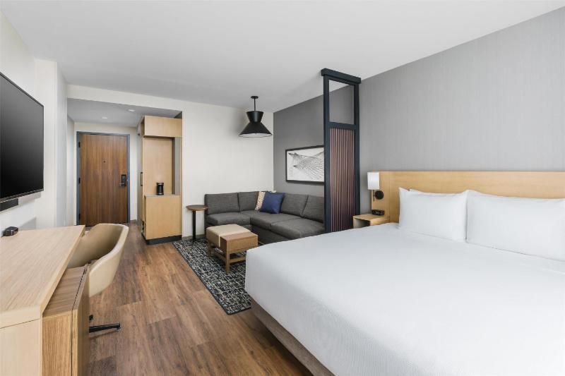 Standard King Room with Sofa Bed image 4