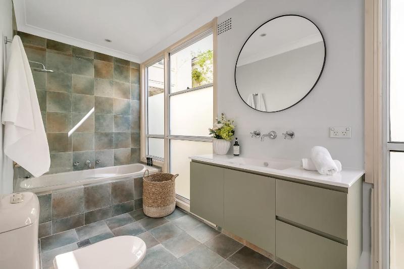 Marvelous Manly Home moments from the Beach - NEW - image 12