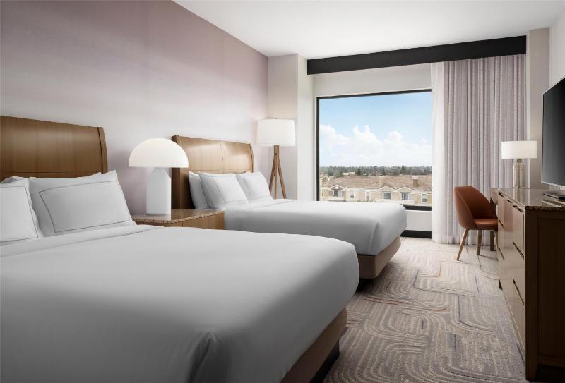 Queen Room with Two Queen Beds - Non-Smoking image 1