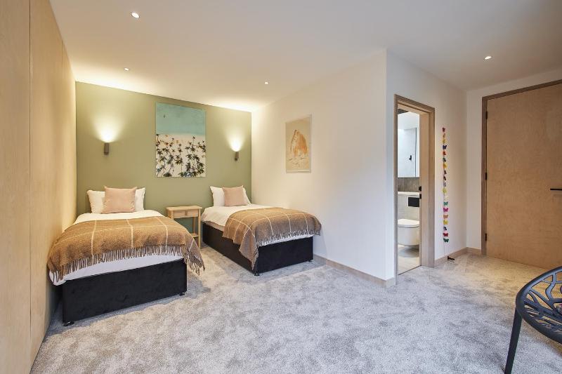 Sleeper Cottage - image 31