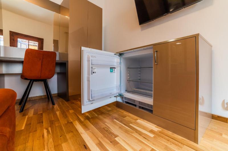 One-Bedroom Apartment image 3