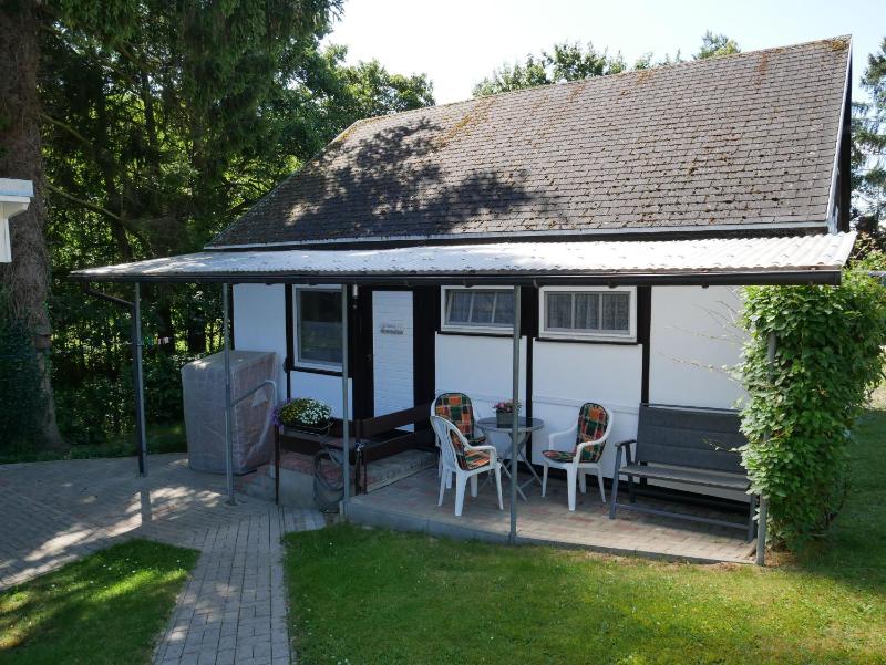 Ferienhaus Just mit Garten und Carport - image 1