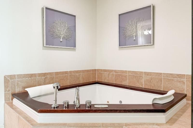 Turquoise Place Unit 802D - image 11