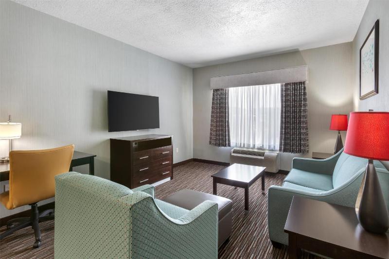 King Suite with Kitchen image 3