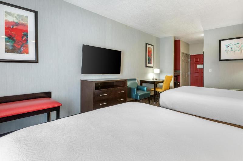 Queen Room with Two Queen Beds image 2