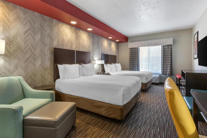 Queen Room with Two Queen Beds image 4